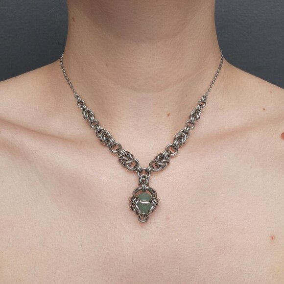 Gothic chunky silver choker necklace ✦ Green caged pearl chainmaille necklace - Picture 5 of 8